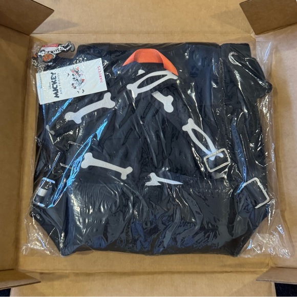 Harveys x Disney Goofy Seatbelt Tote - Picture 2 of 6